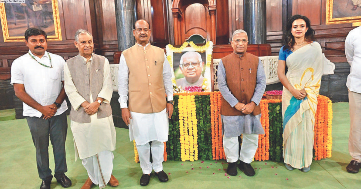 Floral tributes paid to Somnath Chatterjee on birth anniversary